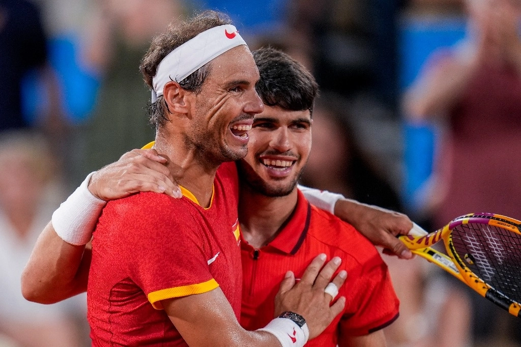 Rafael Nadal y Carlos Alcaraz compitieron en dobles en el tenis de París 2024. Foto Ap 