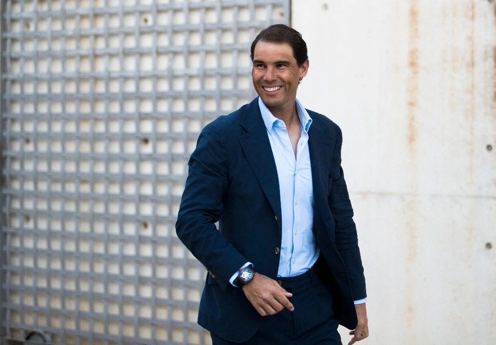 El tenista español Rafael Nadal hace gestos mientras habla durante una conferencia de prensa el 18 de mayo de 2023. Foto Afp