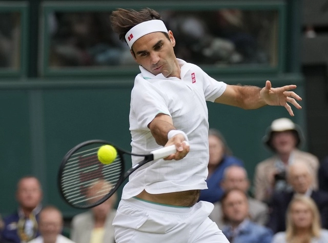 El ex número uno del mundo, Roger Federer, que cumplirá 41 años en agosto, no juega desde julio cuando fue eliminado de Wimbledon en cuartos de final. La imagen, del 5 de julio de 2021. Foto Ap