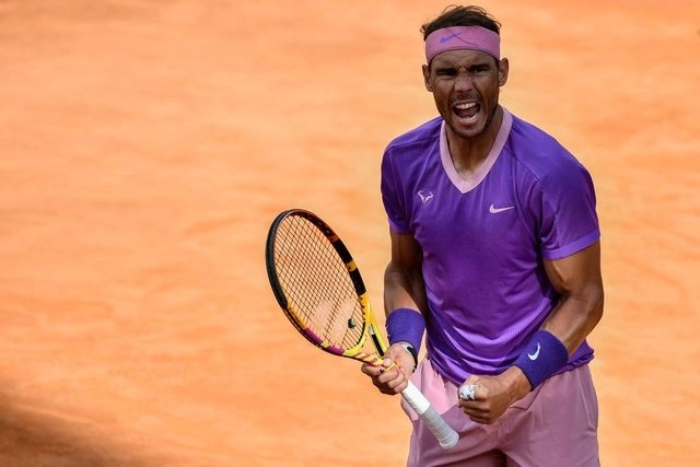 Rafael Nadal disputará la final del Masters 1000 de Roma buscando una décima corona en el Foro Itálico, tras superar este sábado al estadunidense Reilly Opelka por un doble 6-4. Foto Afp
