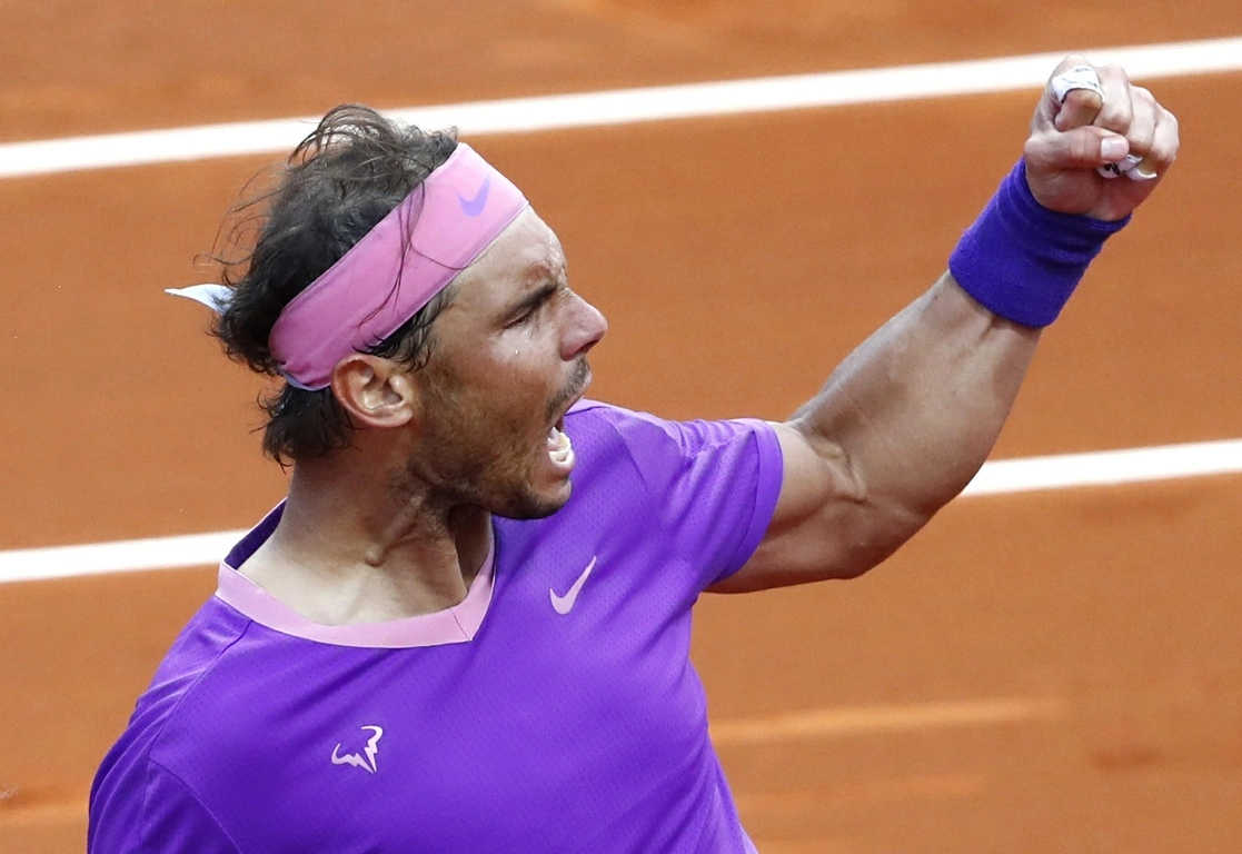 Rafael Nadal se impuso en una larga batalla a Stefanos Tsitsipas con sets de 6-4, 6-7 y 7-5. Foto Ap
