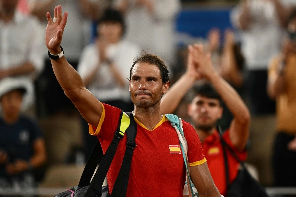 Rafael Nadal y Carlos Alcaraz fueron eliminados en los cuartos de final del torneo de dobles en el tenis de París 2024. Foto Afp