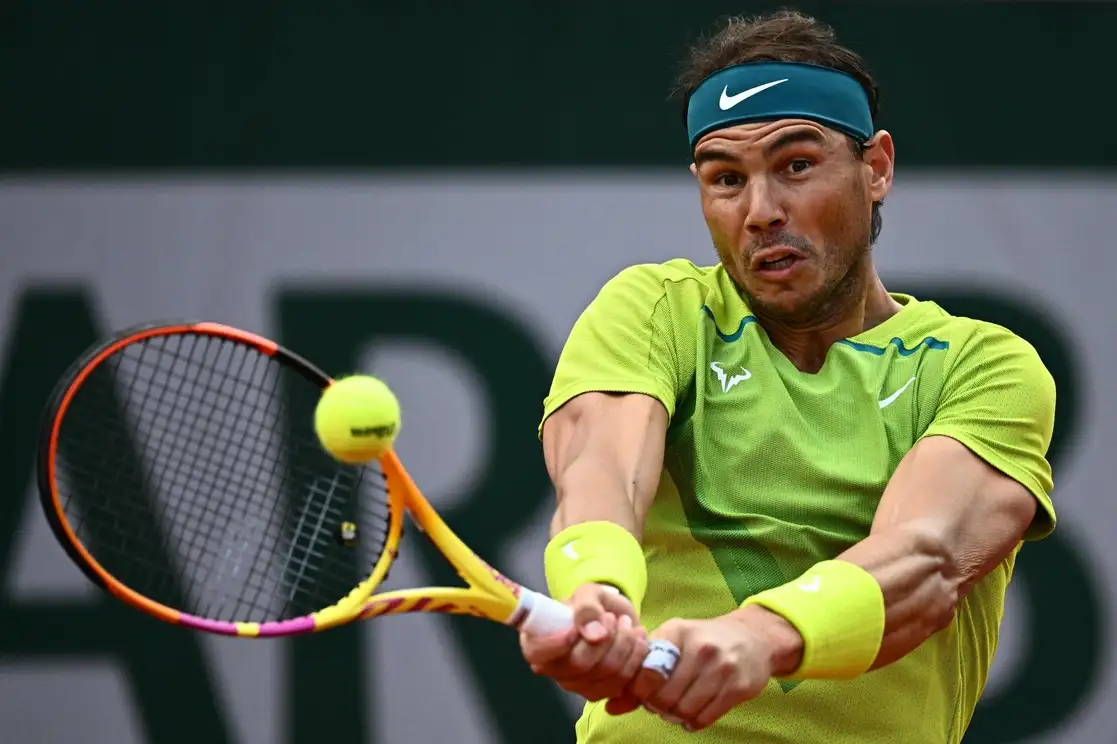 El tenista español Rafael Nadal derrotó al holandés Botic van de Zandschulp por 6-3, 6-2 y 6-4 y se clasificó para los octavos de final de Roland Garros, este 27 de mayo de 2022. Foto Afp
