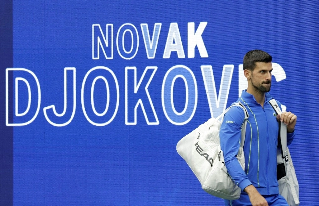 Después de un partido de exhibición previsto contra el español Carlos Alcaraz, su perseguidor en el ranking ATP, Djokovic participará desde el próximo viernes en la United Cup. La imagen, de septiembre de 2023. Foto Afp