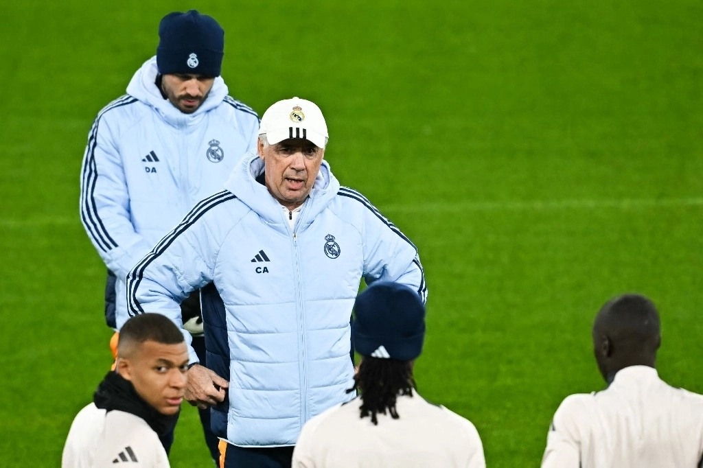 El entrenador italiano del Real Madrid, Carlo Ancelotti, dirige una sesión de entrenamiento en el estadio Anfield de Liverpool, noroeste de Inglaterra, el 26 de noviembre de 2024. Foto Afp 
