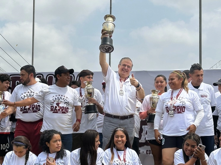 Marcelo Ebrar asistió a un torneo de fútbol en Ixtapaluca, Estado de México para continuar con su campaña. Foto René Ramón
