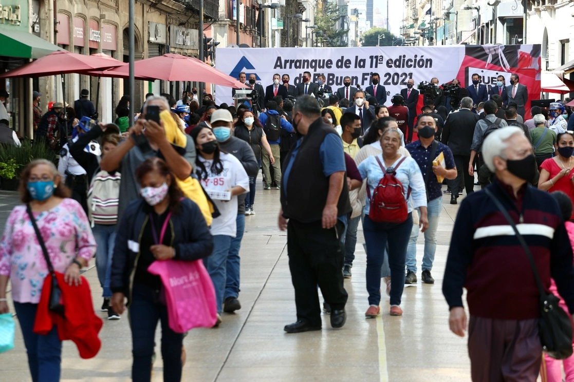 Personas frente a comercios de la capital. Foto Luis Castillo