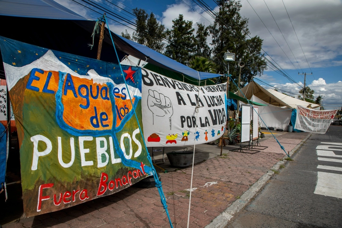 Aspecto del campamento, afuera de la planta tomada de Bonafont. Foto Jair Cabrera Torres/ Archivo