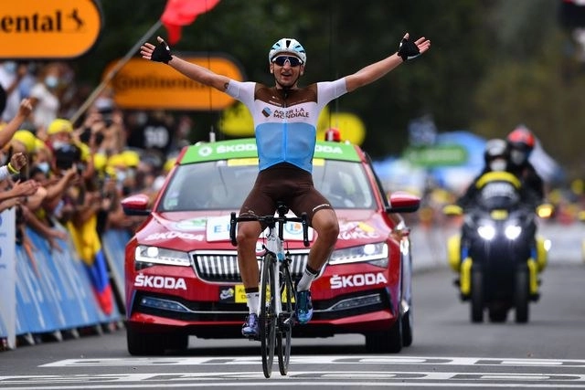 El francés Nans Peters se impuso en la octava etapa del Tour de Francia, en Loudenvielle, en los Pirineos, tras la que el corredor británico Adam Yates conservó el maillot amarillo de líder de la general. Foto Afp