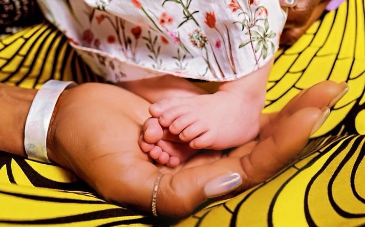 La modelo Naomi Campbell anunció que tuvo a su primera hija y compartió una foto  sosteniendo los pies de su bebé en su cuenta de Instagram