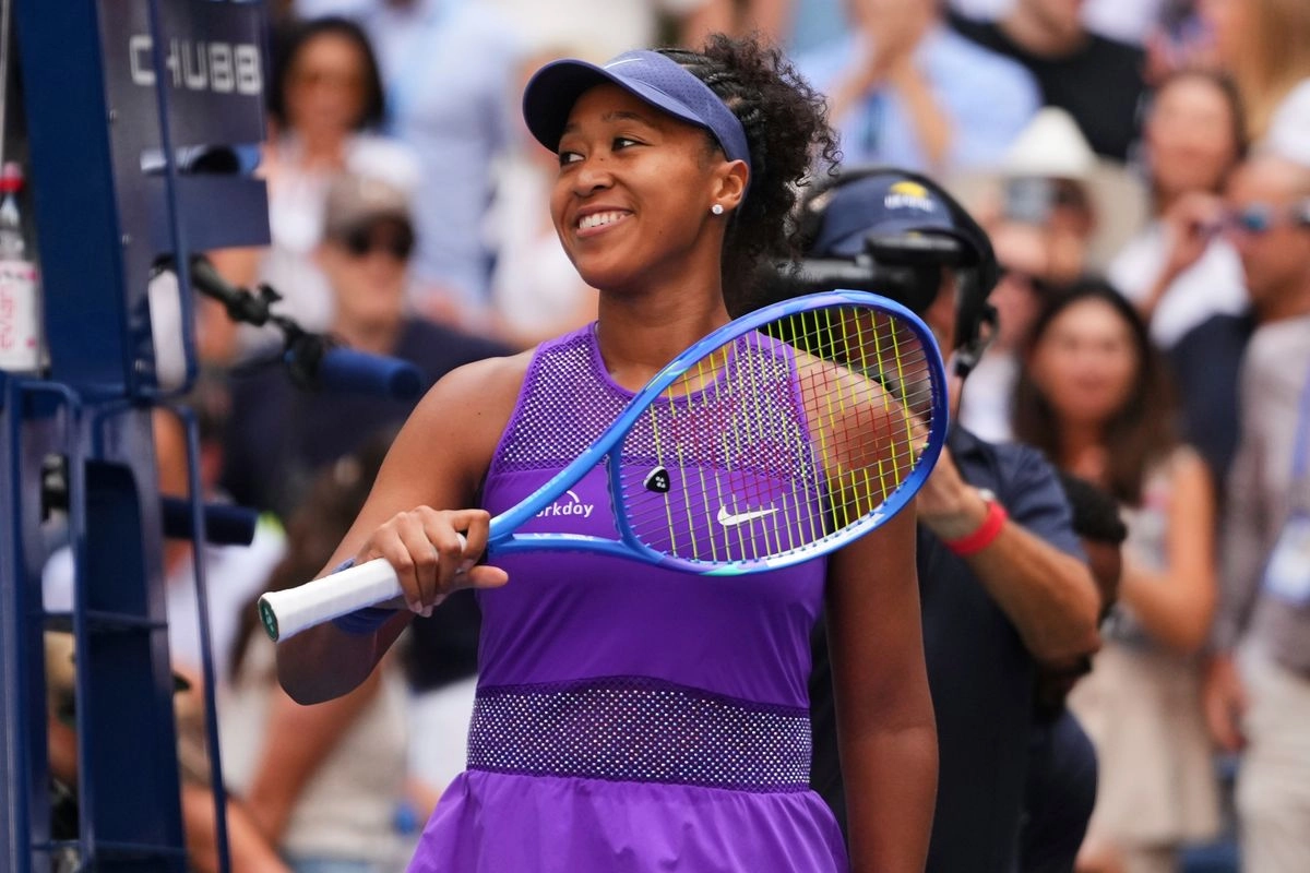 Naomi Osaka celebra al lograr su pase a los cuartos de final del Abierto de EU tras derrotar en dos sets a la tenista local y número tres del mundo, Coco Gauff, en Nueva York, el 1° de septiembre de 2025. Foto 