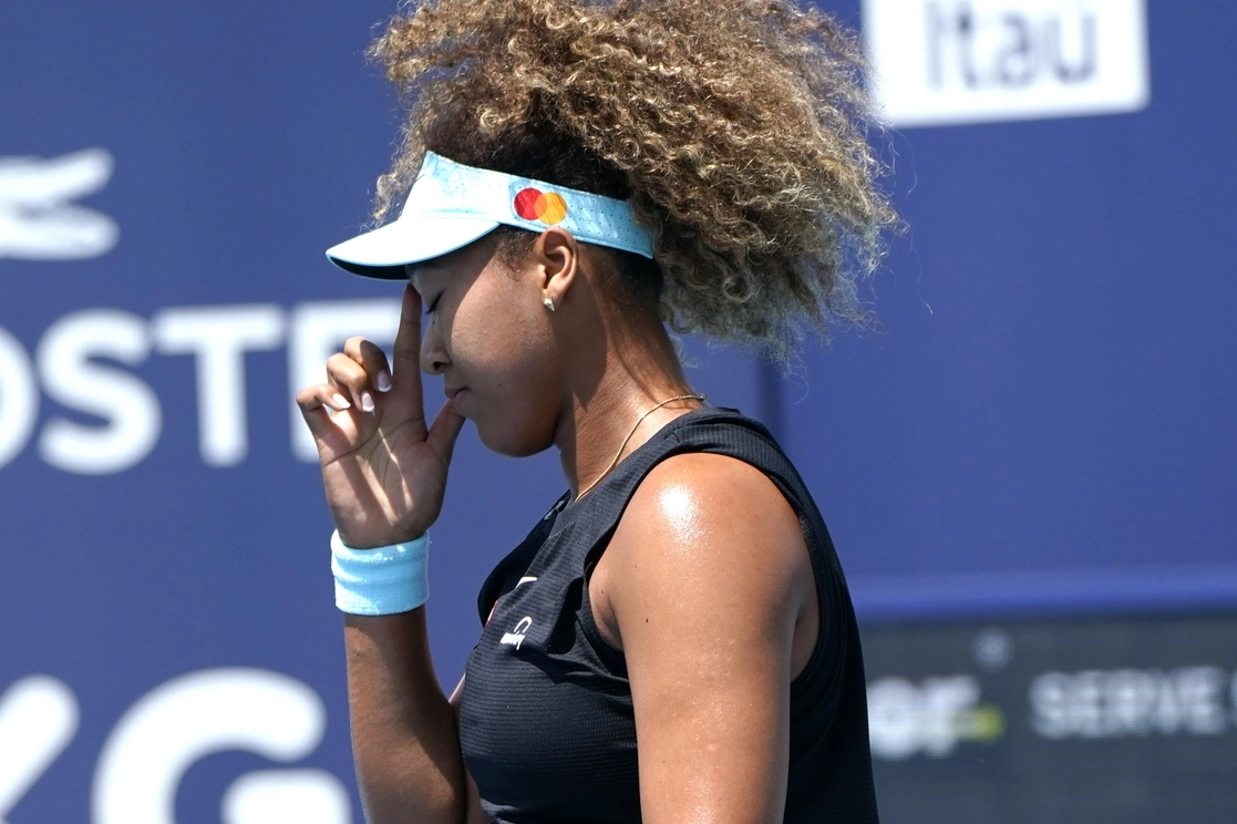 La japonesa Naomi Osaka, segunda cabeza de serie, fue eliminada hoy en dos sets por la griega Maria Sakkari en los cuartos de final del Abierto de Miami, su primera derrota en 13 meses. Foto Ap