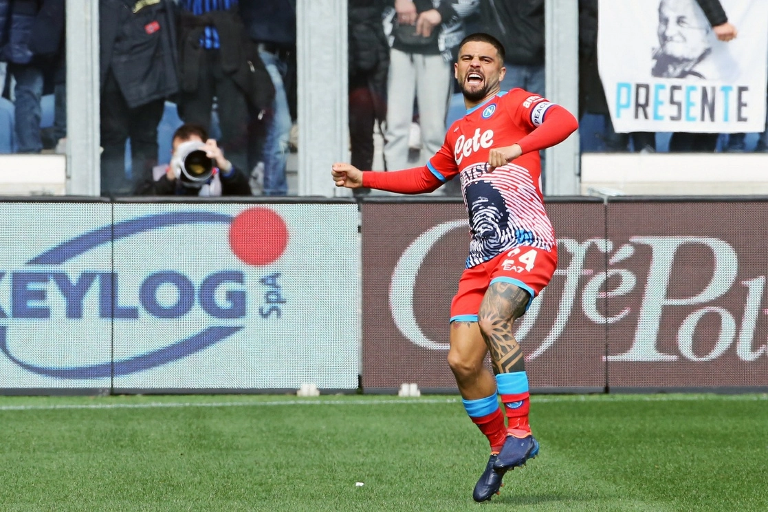 Lorenzo Insigne anotó de penal el primer gol de Nápoles contra Atalanta, el el duelo de la fecha 31 de la Serie A. Foto Ap
