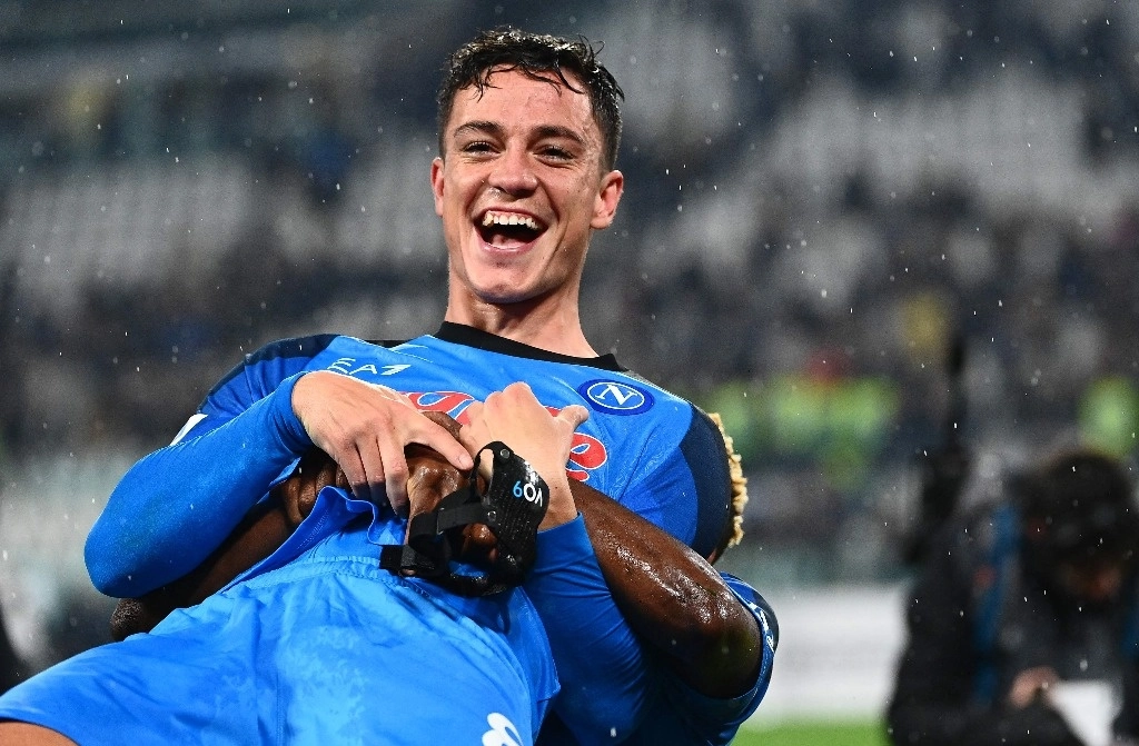 Giacomo Raspadori del Nápoles anotó el gol de la victoria ante Juventus al minuto 90+3. Foto Afp

