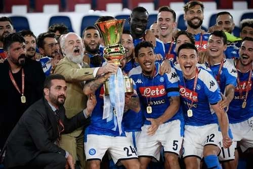 El conjunto napolitano celebra que se coronó por sexta ocasión en este torneo, el cual no ganaba desde 2014. Foto Afp