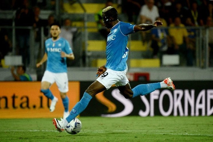 Victor Osimhen anotó para el Nápoles a los minutos 42 y 72, en el duelo contra Frosinone, en la primera fecha de la Serie A. Foto Afp