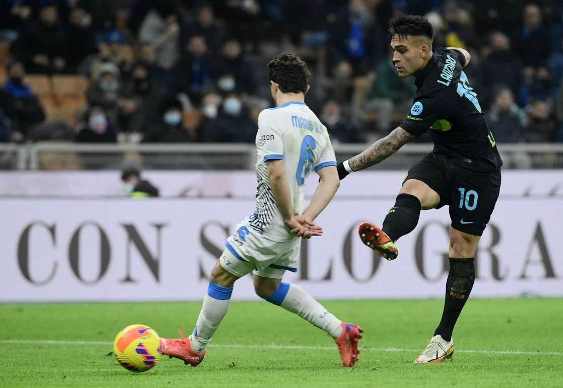 Al minuto 61, Lautaro Martínez del Inter de Milán hizo su sexto gol de la temporada. Foto Afp