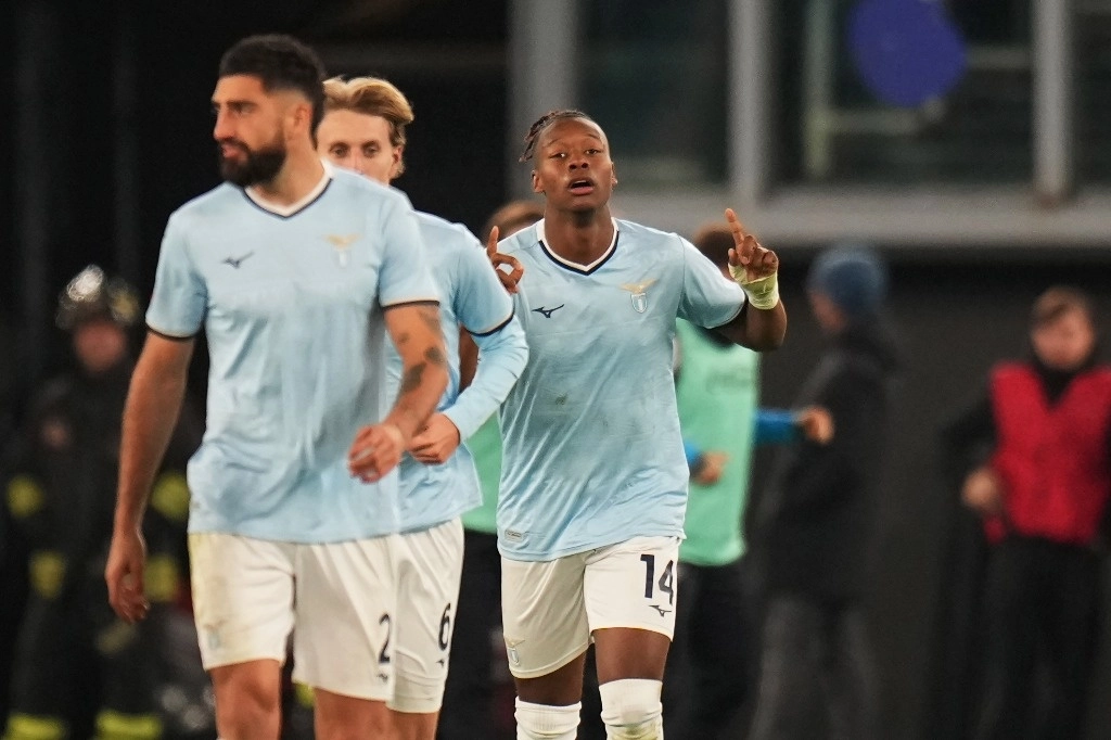 Tijjani Noslin, de la Lazio, a la derecha, celebra con sus compañeros tras anotar el tercer gol de su equipo durante el partido de la Copa de Italia entre Lazio y Napoli en el Estadio Olímpico de Roma, el 5 de diciembre de 2024. Foto Ap