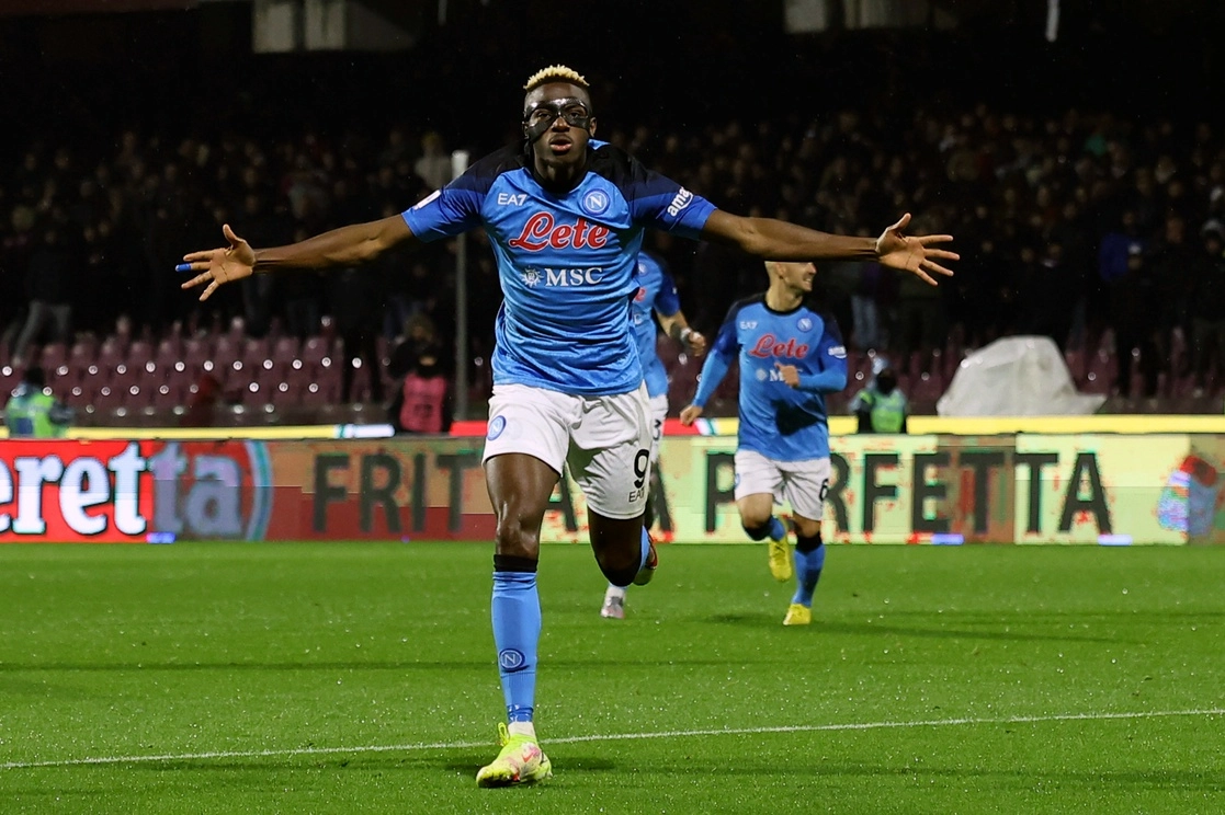 Victor Osimhen marcó el segundo gol contra Salernitana; con 16 tantos, el jugador nigeriano marcha como líder anotador en la Serie A. Foto Ap