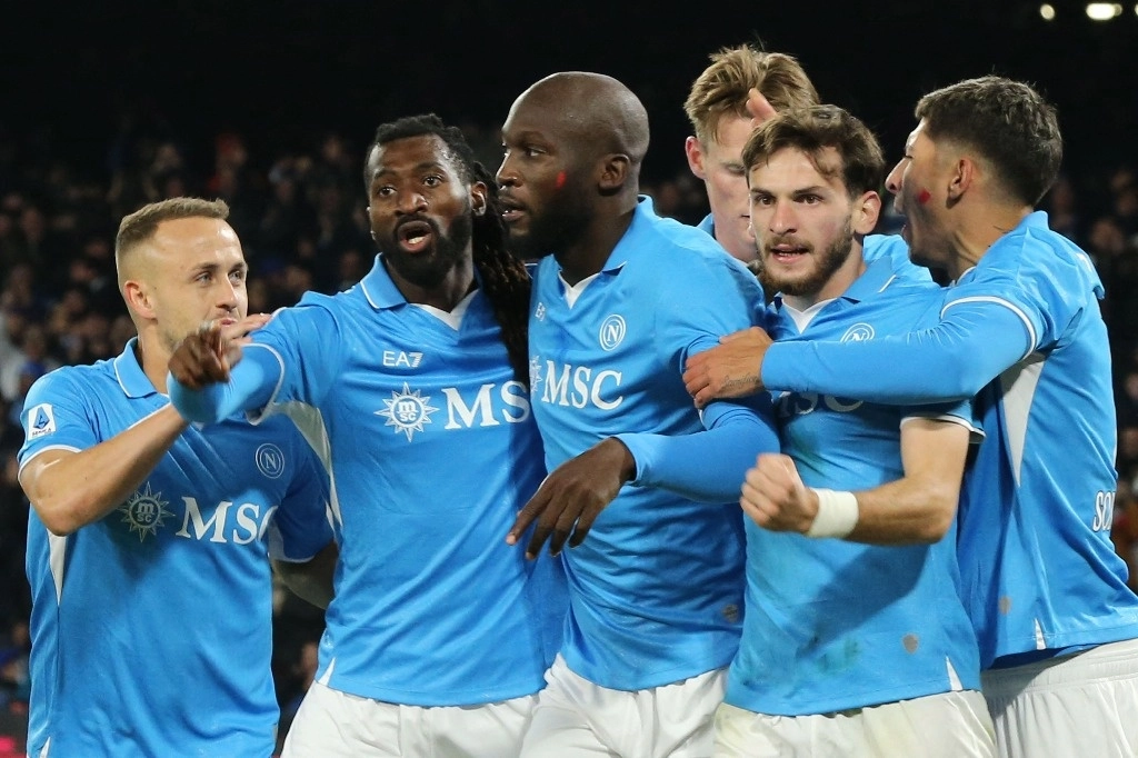 El belga Romelu Lukaku, (centro) marcó el único gol del partido ante Roma en el duelo de la fecha 13 de la Serie A. Foto Afp