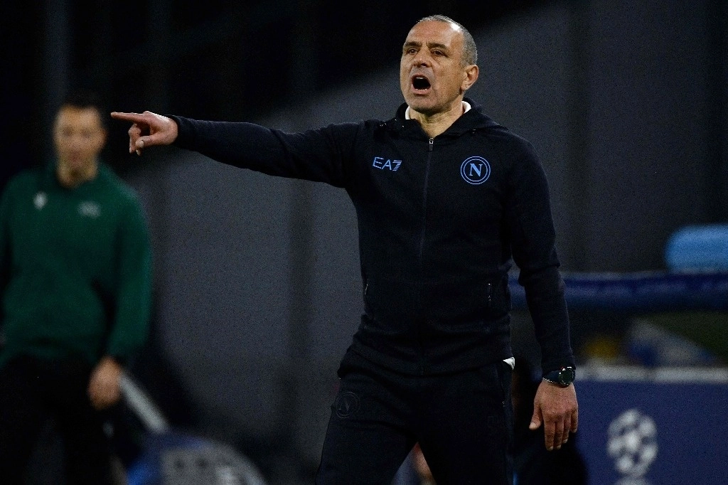 Francesco Calzone, director técnico de Nápoles, es el tercer entrenador del club en la actual temporada. Foto Afp