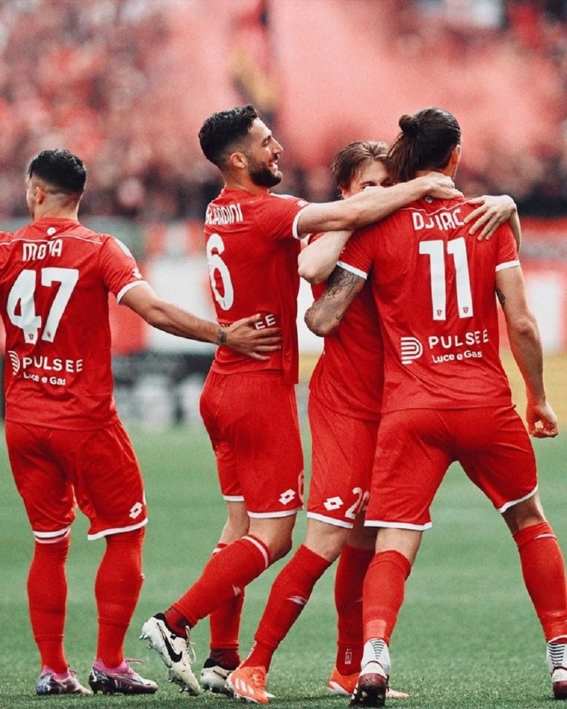 El equipo de Monza anotó el primer gol del partido al minuto nueve, previo a la remontada del conjunto de Nápoles, en el juego de la fecha 31 en la Serie A. Foto Tomada de X @ACMonza  