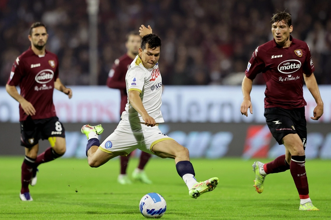 El mexicano Hirving ‘Chucky’ Lozano prepara un disparo en el duelo ante Salernitana, en la fecha 11 de la Serie A. Foto Xinhua  