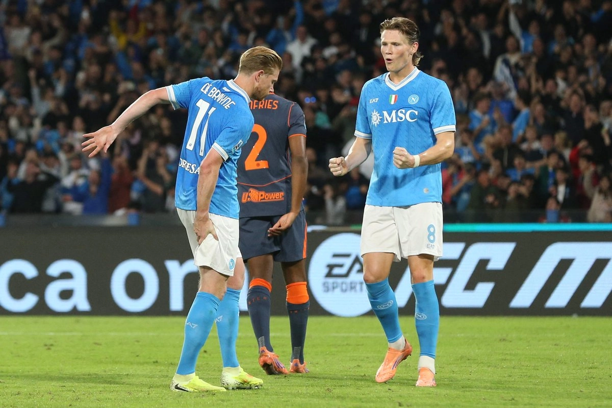 Kevin de Bruyne, del Nápoles, se lesionó el muslo derecho al marcar del penal al minuto 33 ante el Inter, en la fecha ocho de la Serie A, en el estadio Diego Maradona, el 25 de octubre de 2025. Foto  
