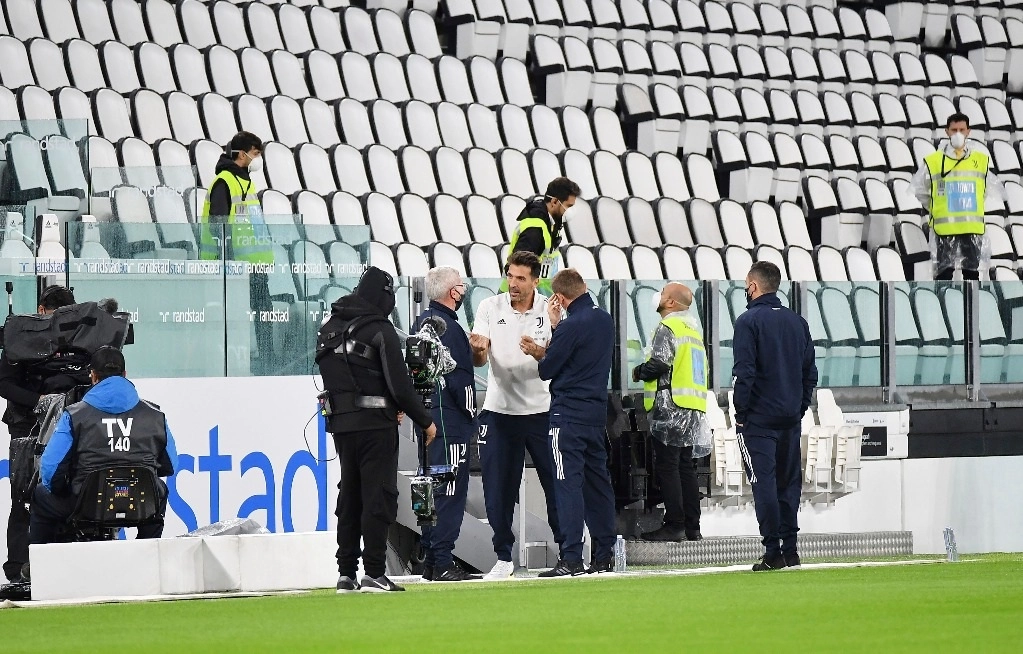 El portero de la Juventus, Gianluigi Buffon, en el centro, se para en el campo del Allianz Stadium en Turín, Italia, el domingo 4 de octubre de 2020 antes del partido de fútbol de la Serie A programado entre Juventus y Napoli. Foto Ap