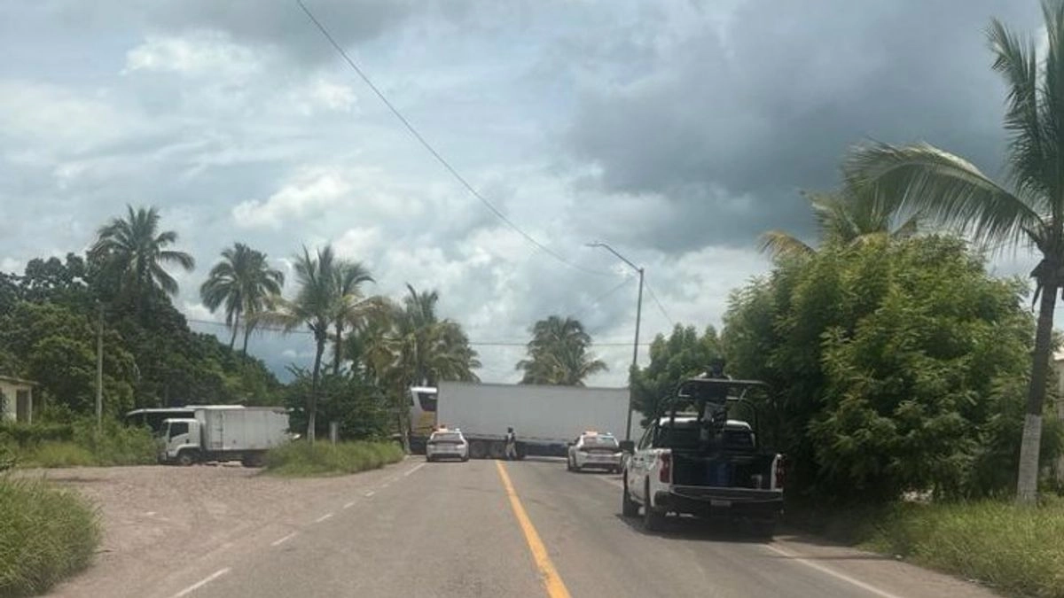 Autoridades advirtieron situación de riesgo en el bloqueo de la carretera Mazatlán-Tepic. Foto 
