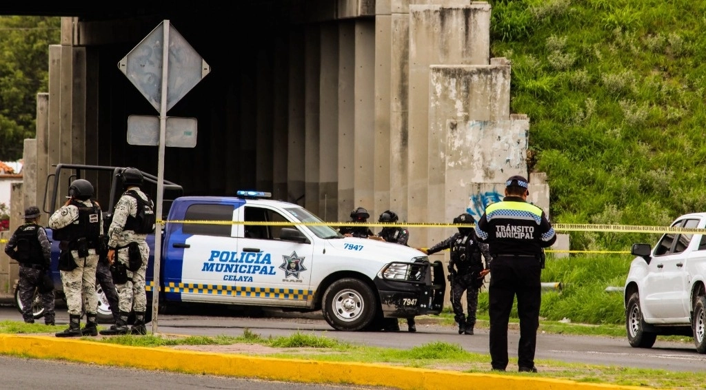 Policías viales y elementos de la Guardia Nacional, durante un retén de revisión en la carretera Celaya-Salvatierra. Foto Cuartoscuro / archivo 
