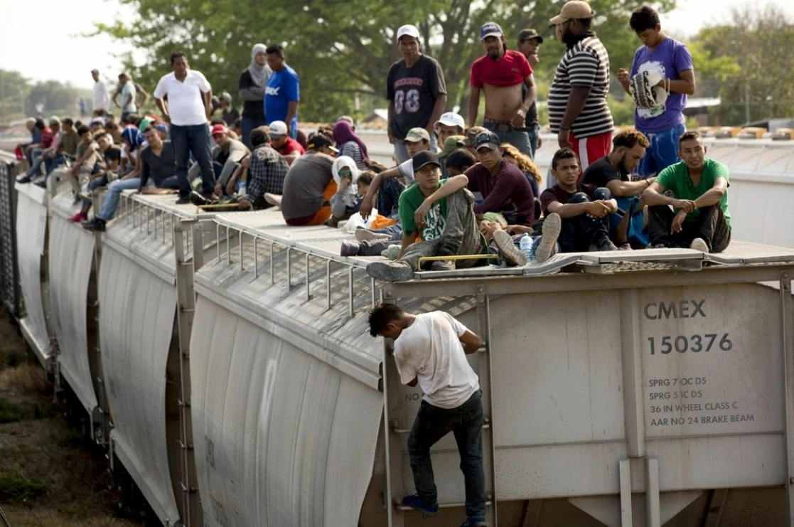 Migrantes buscan por todos los medios salir de la franja fronteriza del sur de México para ir a Estados Unidos. Foto Ap / Archivo
