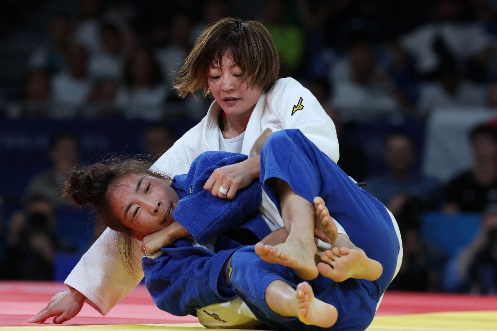 Natsumi Tsunoda (blanco) venció por wazari a Bavuudorzhiin Baasanjüü de Mongolia en el combate por la medalla de oro. Foto Afp 