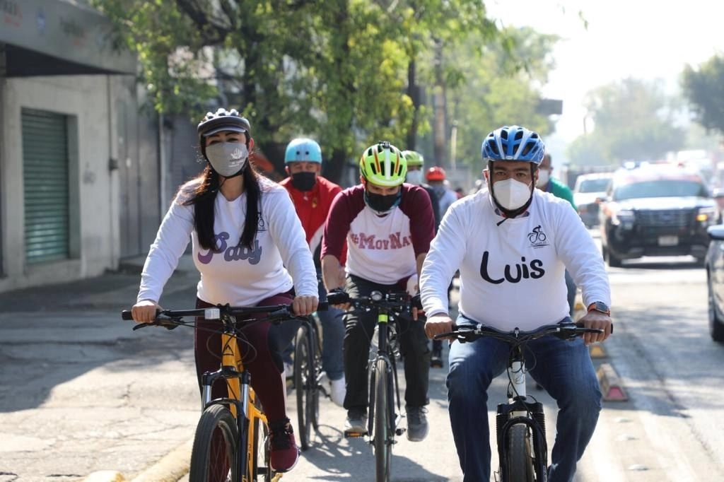 Algunos de los primeros usuarios de la ciclovía. Foto La Jornada