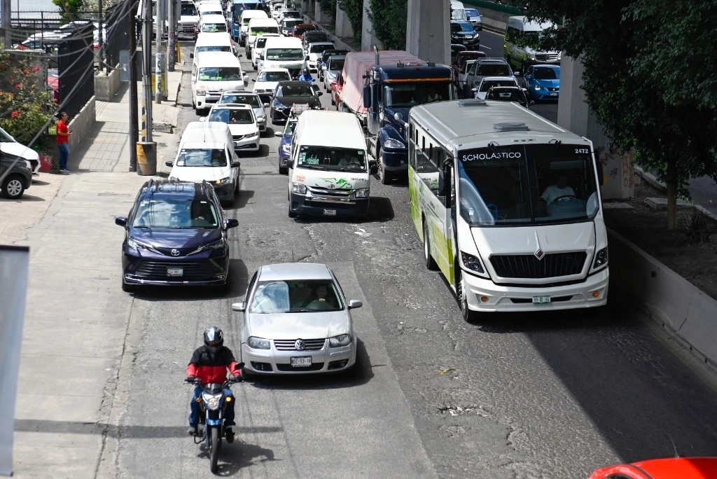 Conductores de Edomex pueden hacer denuncias de baches en las vialidad a la aplicación de chatbot 'Movimex'. Foto La Jornada