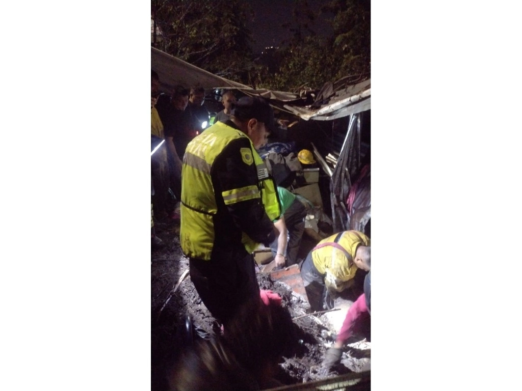 El desgajamiento de un cerro en Naucalpan sepultó una vivienda, lo que dejó seis personas fallecidas y tres lesionadas, y más infraestructura dañada. Anoche, el granizo y las intensas lluvias afectaron el poniente y sur de la Ciudad de México y causaron inundaciones en el Instituto Nacional de Cancerología, así como ajustes de horarios en el AICM. En Ecatepec y Coacalco también hubo estragos el fin de semana, mientras en Jilotzingo el salo de víctimas subió a nueve. Foto ‘La Jornada’