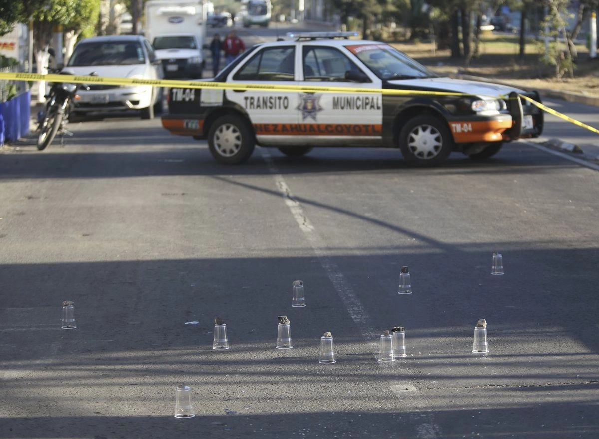 Durante el domingo 31 de agosto tres homnres fueron ultimados dentro de un automovil en la avenida La Perla, en el municipio de Tultitlán. Foto 