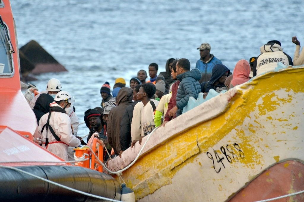 Una embarcación con más de 80 migrantes naufragó en las costas de Libia. Foto Afp