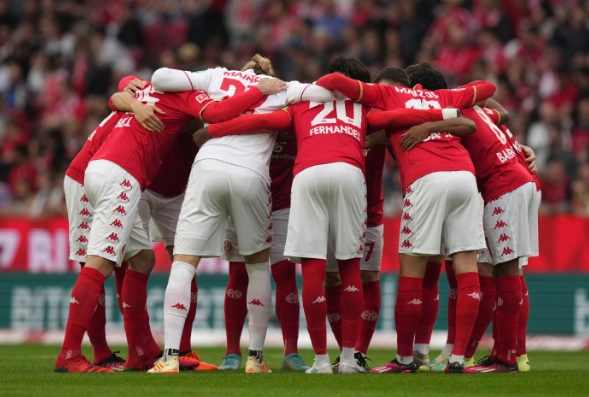Jugadores se reúnen antes del partido de fútbol de la Bundesliga alemana entre el Maguncia y el Bayern Munich en el Mewa Arena en Mainz, Alemania, el sábado 22 de abril de 2023. Foto Ap