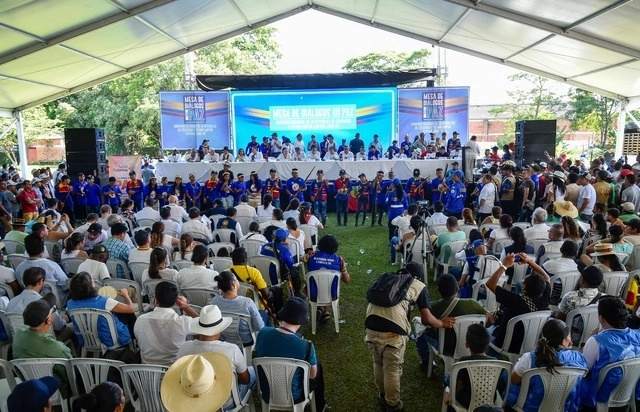 Reunión para las negociaciones oficiales de paz con el Gobierno colombiano y la facción disidente de las Fuerzas Armadas Revolucionarias de Colombia. Foto Afp 