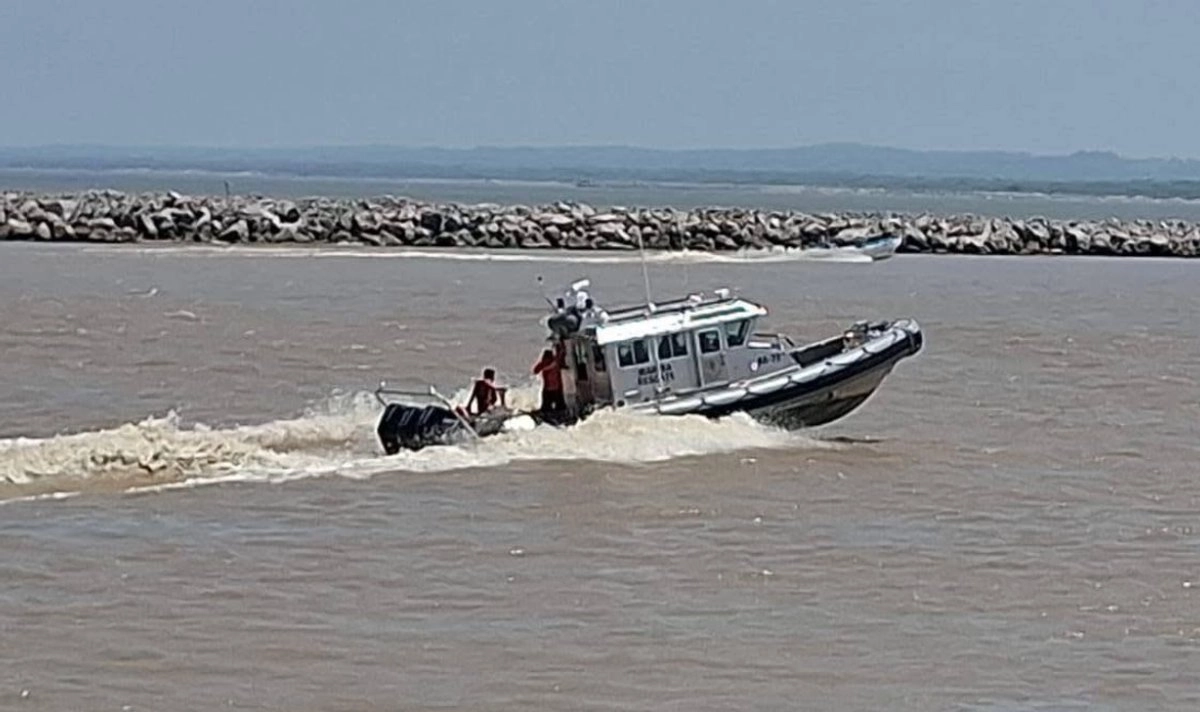 Debido a la falla mecánica de su lancha, cinco pescadores naufragaron en las escolleras de la playa de Ciudad Madero, Tamaulipas.  Uno de ellos murió, otro se encuentra desaparecido y tres fueron rescatados. Foto  