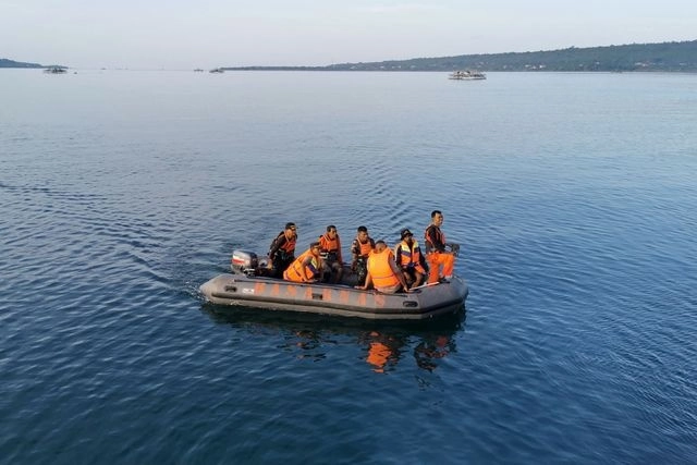 Operaciones de rescate tras un naufragio cerca de la isla de Célebes, que dejó al menos 15 muertos y 19 desaparecidos, el 24 de julio de 2023. Foto Afp