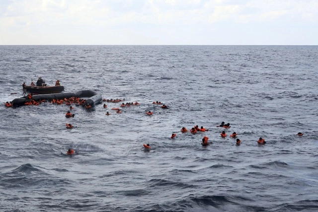 Refugiados y migrantes fueron rescatados ayer por miembros de Open Armas, tras dejar Libia en el mar Mediterráneo. Foto Ap