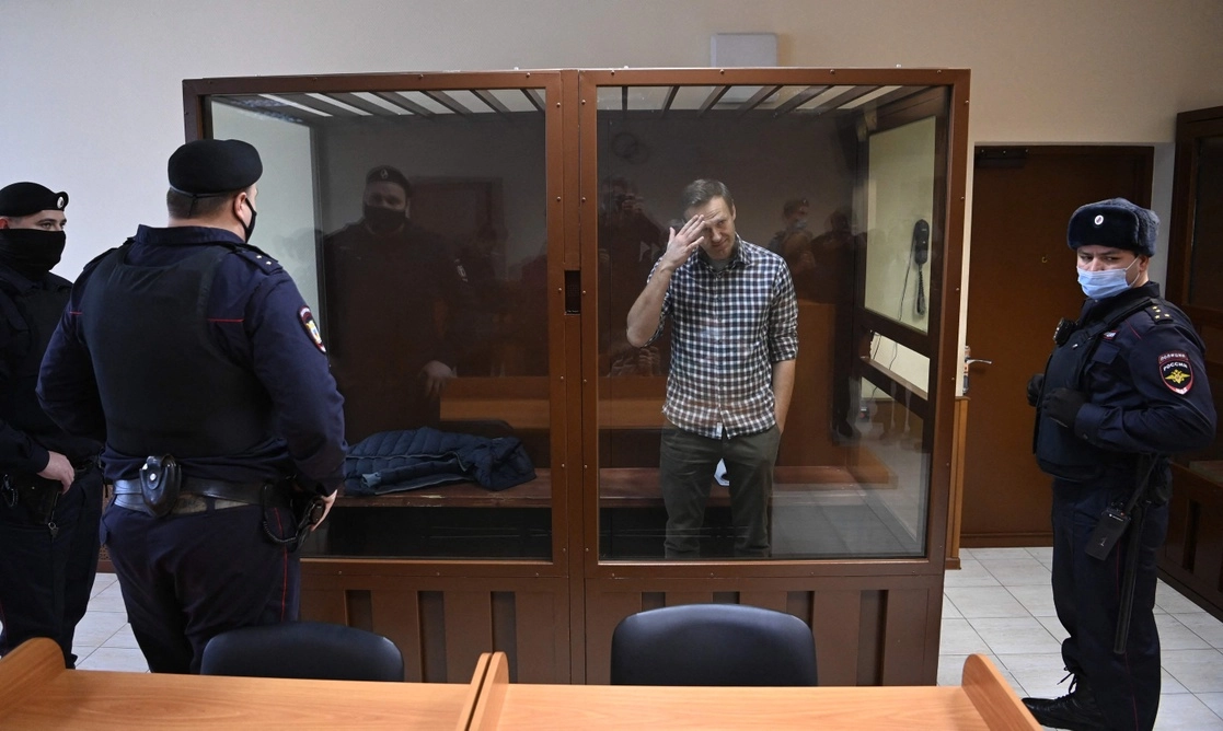El líder opositor ruso Alexei Navalny dentro de una celda de  vidrio, durante una audiencia en una corte de Moscú, el 20 de febrero pasado. Foto Afp 