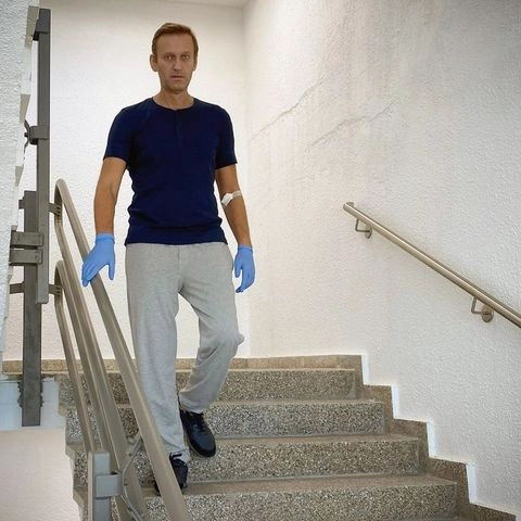 "Voy a contar cómo se produce mi restablecimiento. Ya no hay obstáculos en mi camino, pero será aún algo largo", escribió en un mensaje en Instagram, junto a una foto en la que aparece de pie bajando una escalera. Foto Instagram @navalny