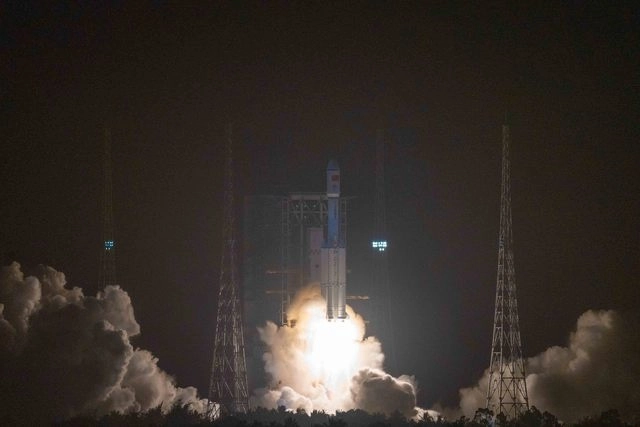Una nave de carga con suministros se acopló con éxito en el módulo central de la futura estación espacial de China. Foto Afp