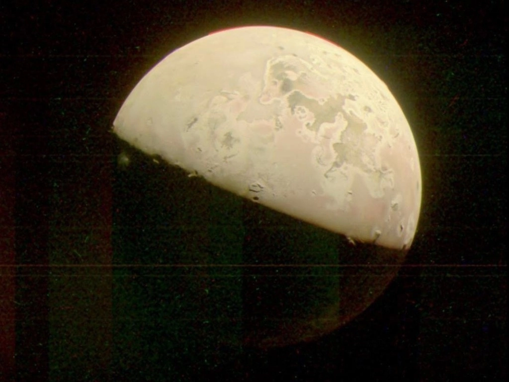 Una imagen de la luna Io de Júpiter fue tomada por la nave Juno, de la NASA, y capturó una columna de material expulsado del volcán Prometeo. Foto Europa Press