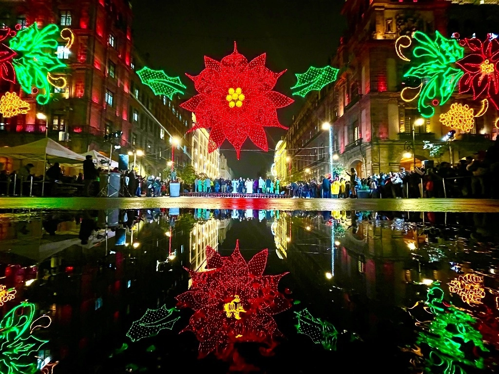 Alumbrado decorativo con motivo de los festejos decembrinos en el Centro Histórico, el 11 de diciembre de 2023. Foto Luis Castillo