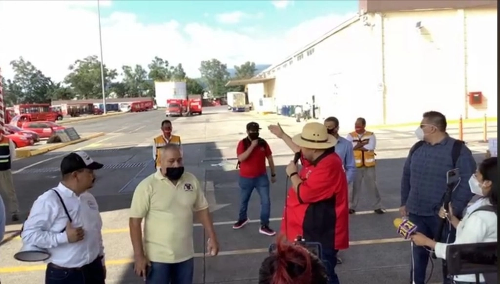 Trabajadores aglutinados en el FASI llegaron a la sede de la empresa refresquera, propiedad del gobernador de Nayarit. Foto Myriam Navarro