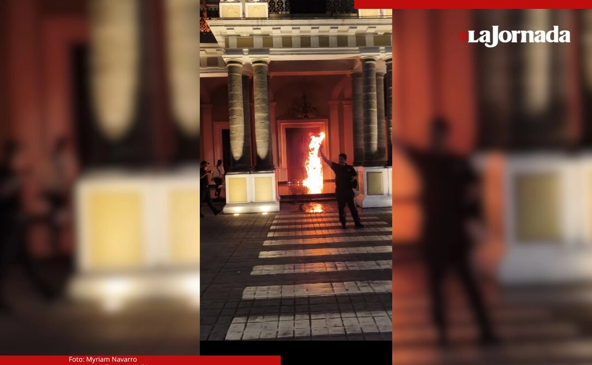 Los hechos sucedieron, tras haber concluido la marcha del "Sombrero", jóvenes vestidos de negro y con el rostro cubierto, lanzaron al menos dos bombas molotov contra la puerta principal del edificio gubernamental. Foto